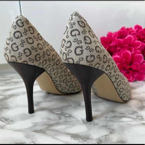 BRAND NEW Pair of GUESS Brown and Tan High-heels Shoes - Picture 4 of 9